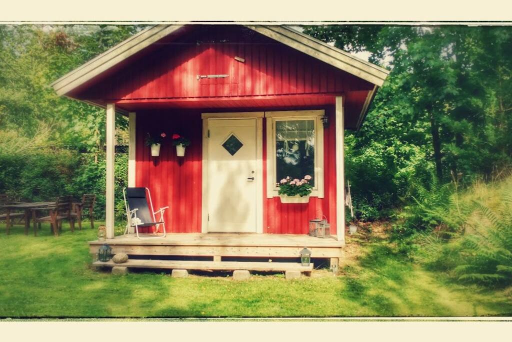 Gäststugan rymmer en bäddsoffa för två, ett litet bord och även en egen micro, vilket ger lite självständighet för gäster som så önskar.