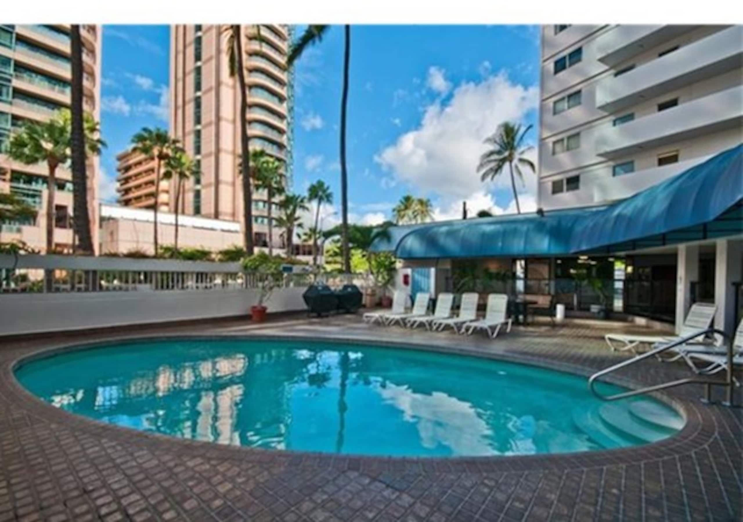 Waikiki 2 Bedroom Condo - Image 16