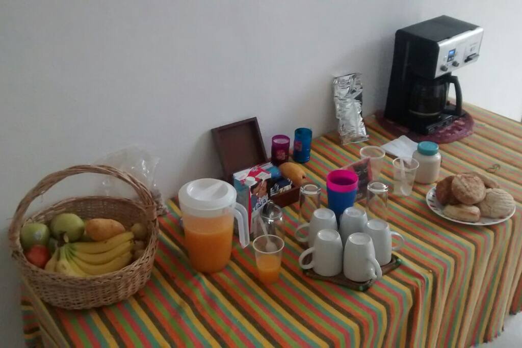barra de desayuno: pan casero, cafe, té y fruta