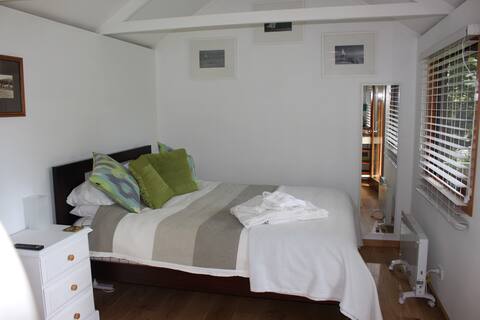 Successful Airbnb property: Relax on the sunny deck of the Comfortable Cabin. in Avalon Beach