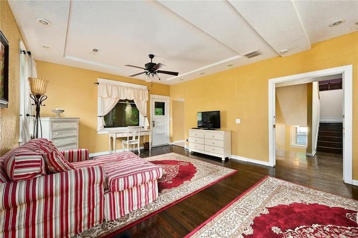 Sleeps 12 - 4+ bedrooms - 4000 sf - heart of KC - Houses ...