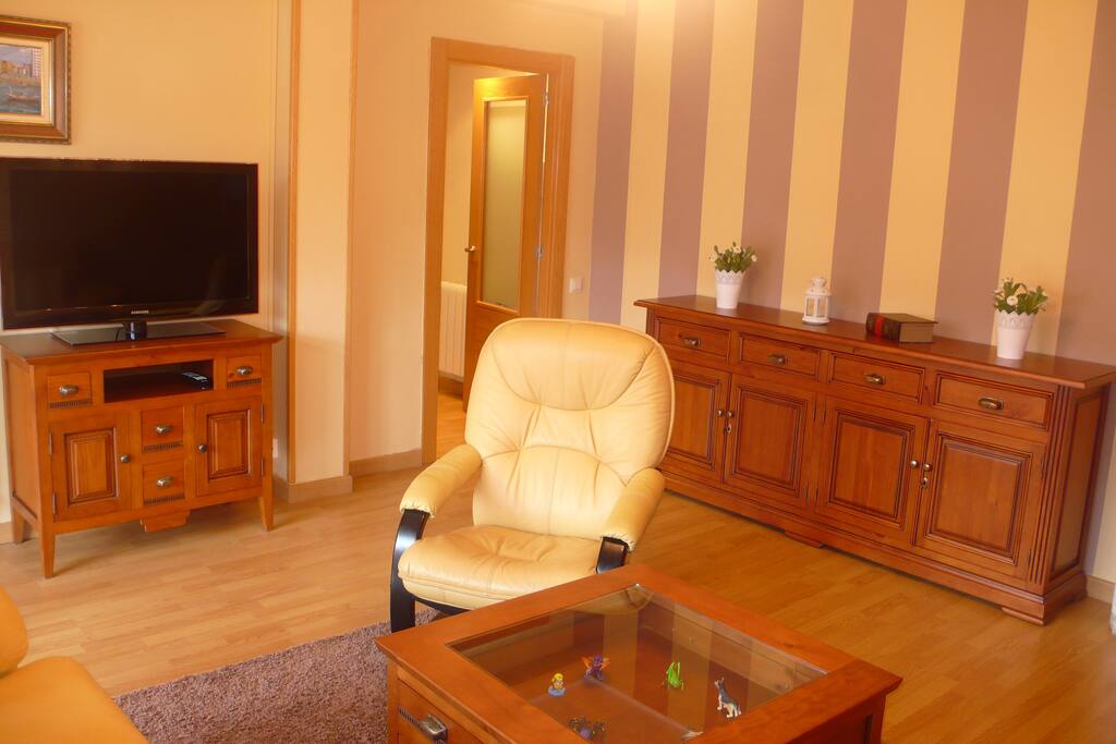 salón con TV de 48"
