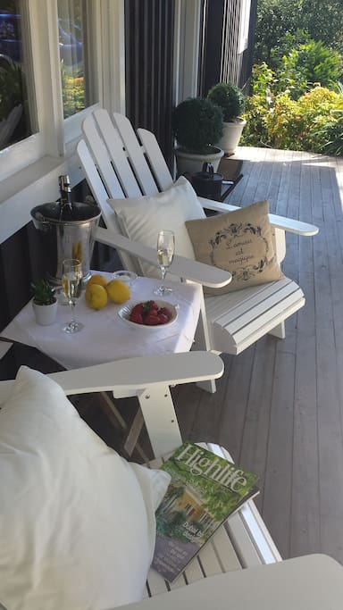 Lyn Cottage - front deck