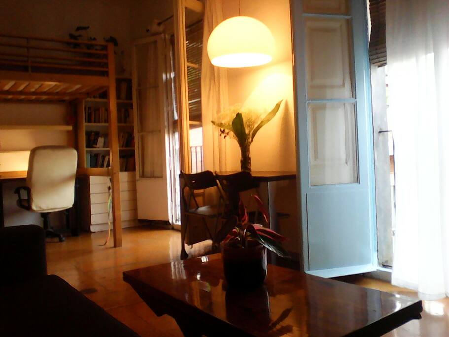 la habitación estudio vista desde una esquina del sofa