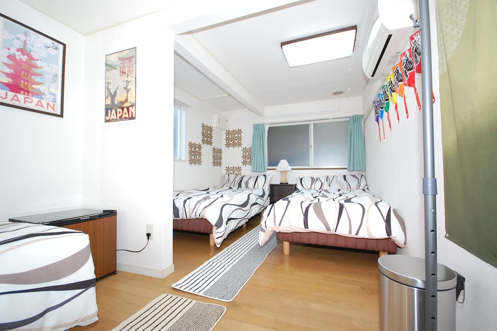 Bedroom with 3 beds (private room)
