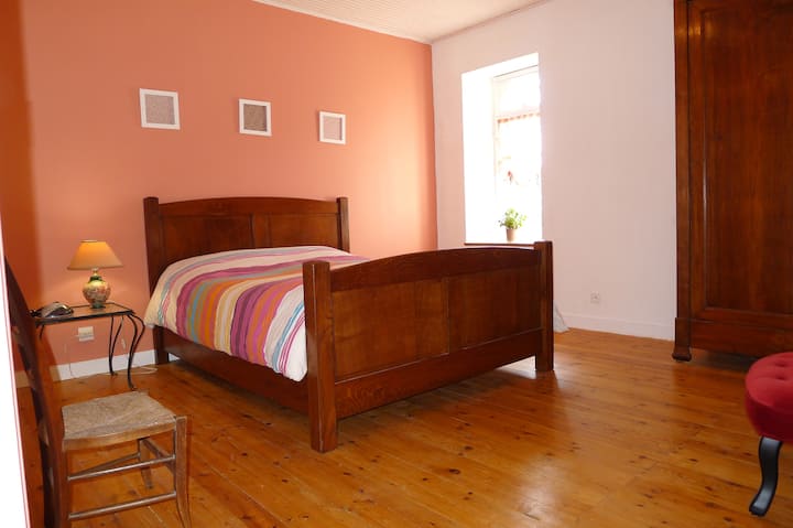 Soba s krevetom od 140