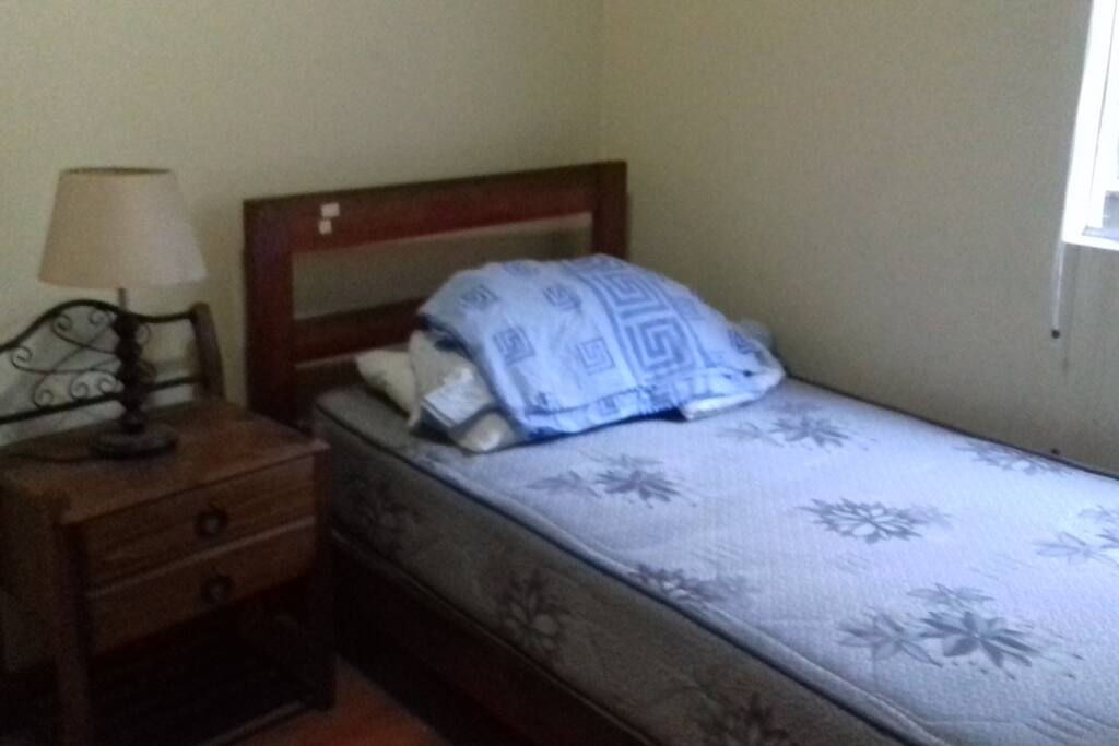 Cama de plaza y media con mesa de noche