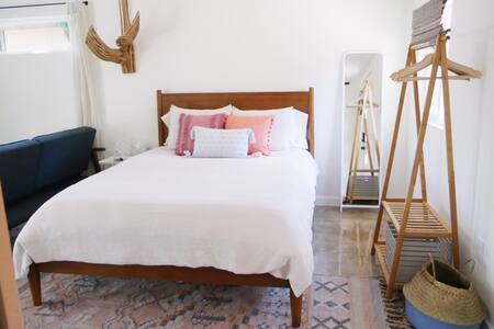 NEW Studio! Private & central to popular locations