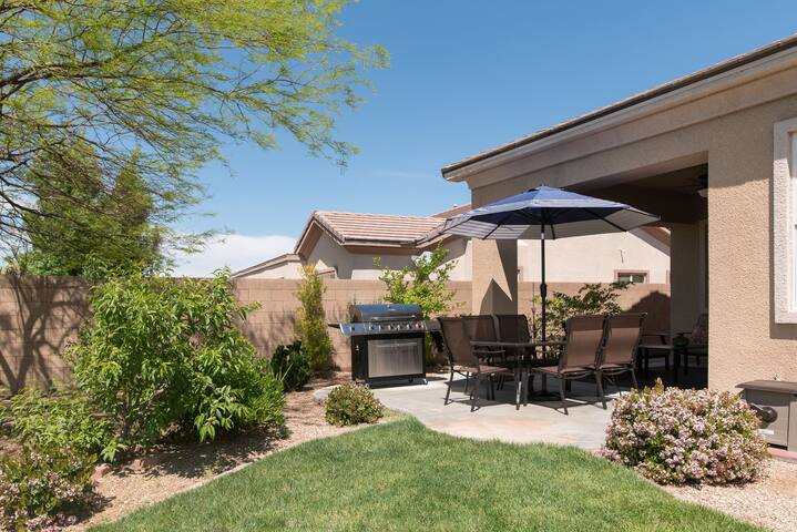 DELUXE HOME in Quiet Community gallery image 5