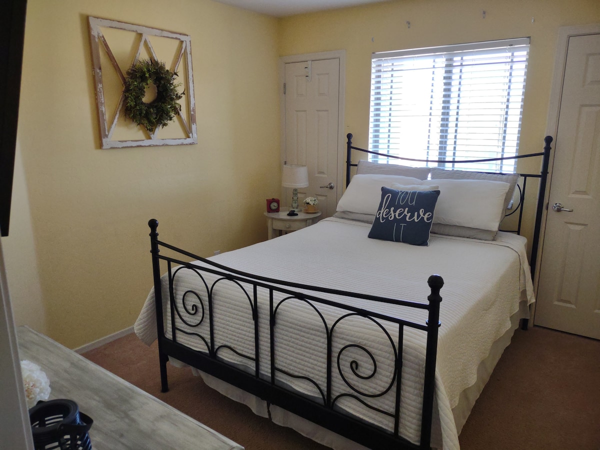 Dormitorio en la planta superior con cama tamaño queen y TV inteligente con roku.