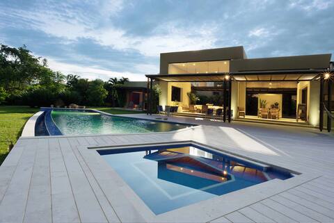 Luxury Tropical Paradise: Pool~Hot Tub~Garden~MDY
