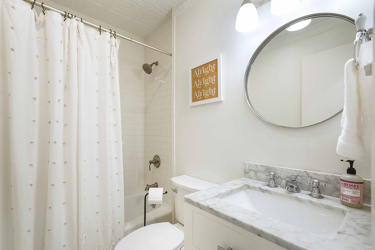Sunny SoCo House: Explore Austin with Ease!