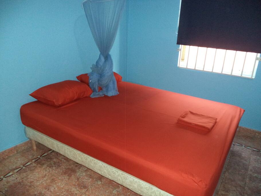 Een Queensize bed voor deze 2-pers kamer