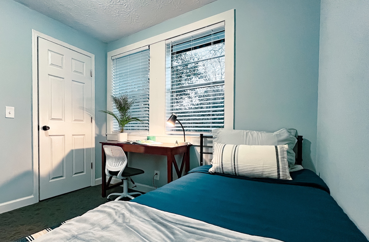 Chumba cha kulala 1 kina kitanda cha watu wawili na sehemu mahususi ya kufanyia kazi 