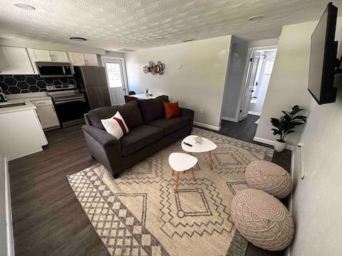 Urban Retreat: Cozy House in the Heart of Zhills