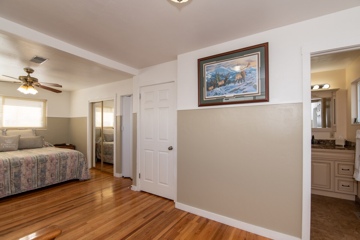 Главна спална соба со бања со тоалет.  (Слика бр. 1)