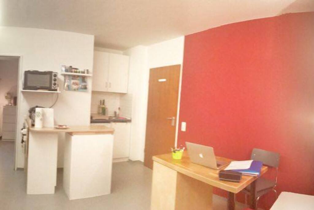 Wohnzimmer mit Küche/Sitting-room with Kitchen