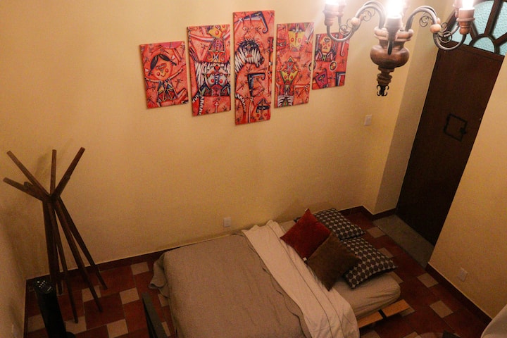 Krevati i divanit mund të përdoret si krevat dopio. Përfshin të gjitha shtrojat e krevatit.