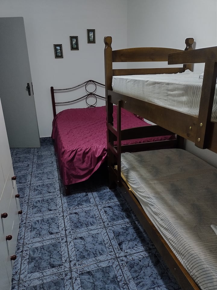 Spálňa s poschodovou posteľou a manželskou posteľou