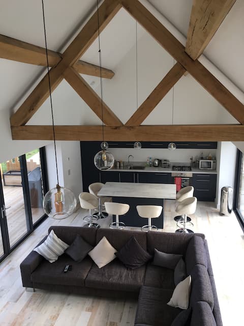 Open plan barn, private, gorgeous Cotswold views