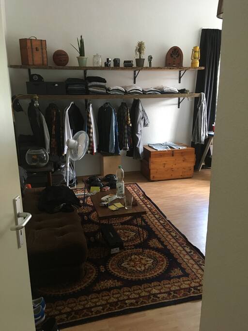 Blick vom Flur in das Zimmer