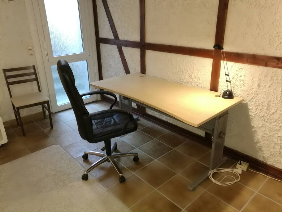 Zimmer im Souterrain mit 2tem Ausgaben zum Garten