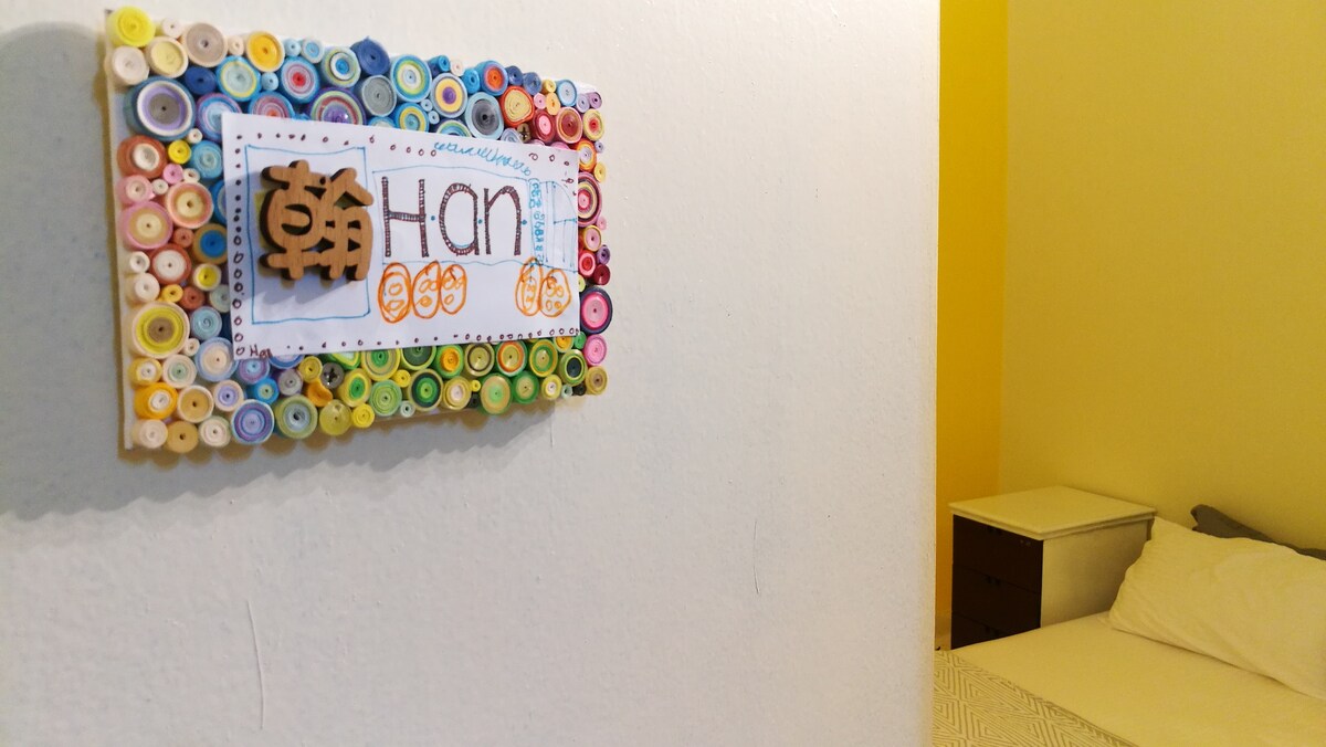 Hanova izba je plná menšej manželskej postele, štyroch nadýchaných vankúšov, pohodlnej prikrývky, klimatizácie, prenosného stojanového ventilátora a jasných svetiel pre vaše pohodlie a relaxáciu. 