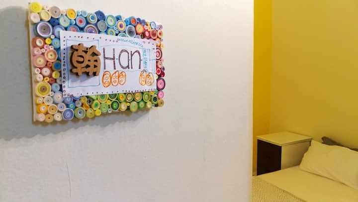 La habitación de Han está llena de una cama tamaño queen, cuatro almohadas esponjosas, una cómoda manta, aire acondicionado, ventilador portátil y luces brillantes para tu comodidad y relajación. 