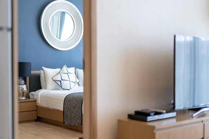 1 - ва спалня; Елегантна спалня, оборудвана с 5 - звездни спално бельо и чисти кърпи