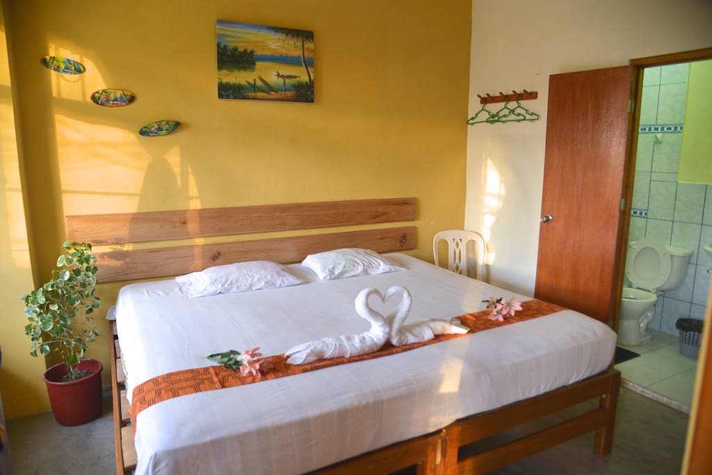 Comfortable mattress, king size bed, fan and private bathroom / Confortable colchón, cama tamaño king (3 plazas), ventilador y baño privado