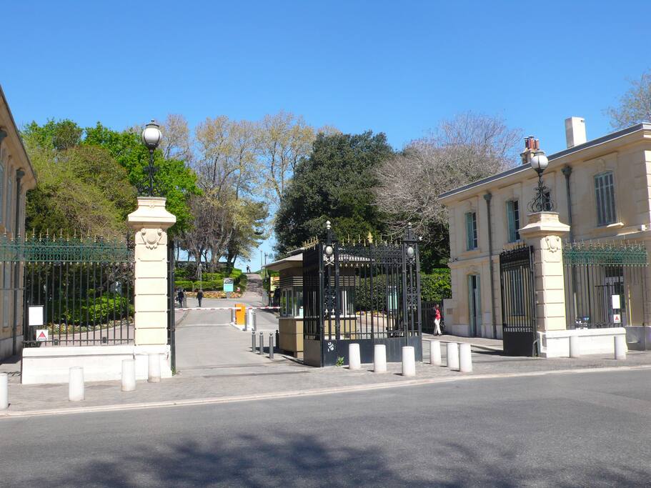 a 2 pas de l'entrée du jardin du Pharo