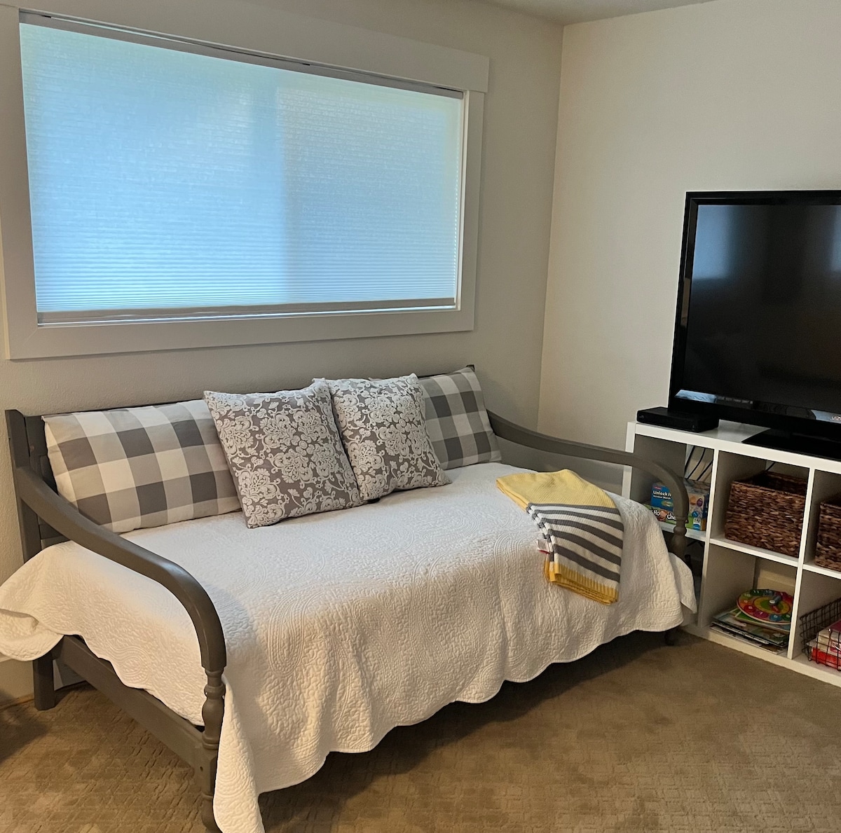 سرير مزدوج في غرفة النوم الثانية