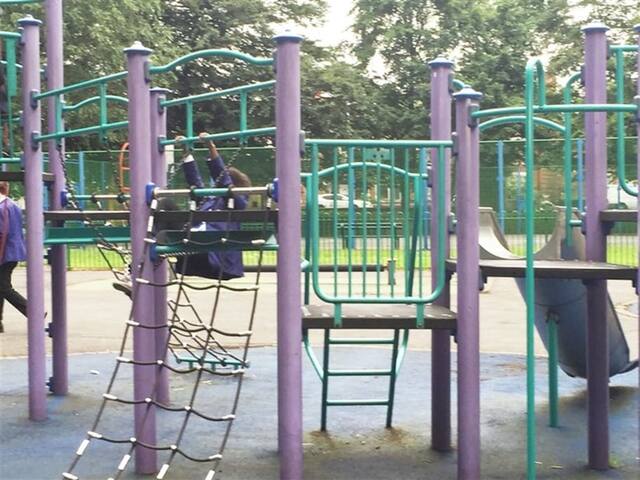 Large Townhouse Located On Arterial Route gallery image 3