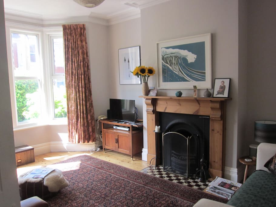Spacious living room with two sofas and an easy chair, fireplace, SmartTV, DVD player and wifi