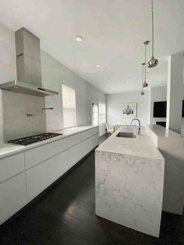 Luxury 4 bed Boston home near beach w/roof deck gallery image 2