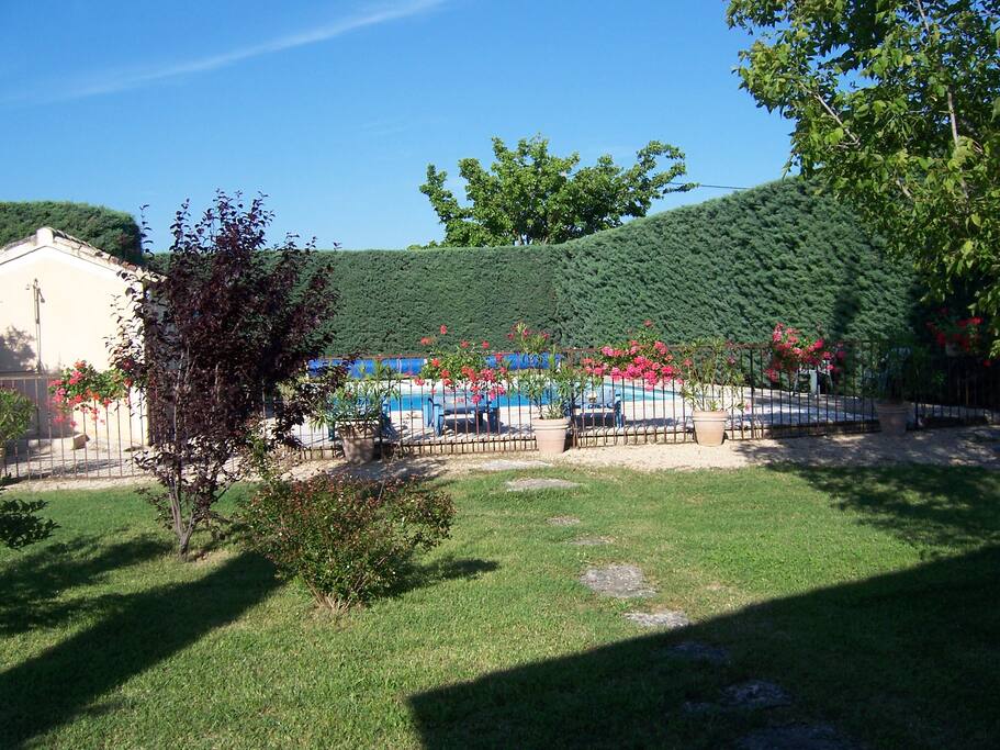 Vue sur le jardin et la piscine. Sécurisée avec barrière avec clé pour limiter l'accès aux enfants