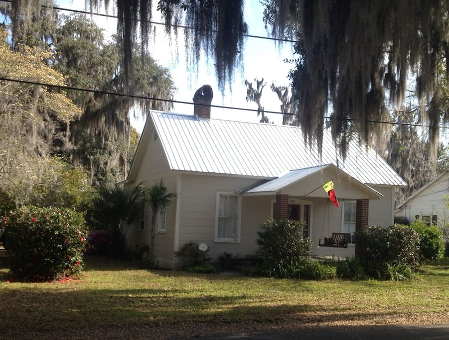 Corner Lot, within walking distant of 3 restaurants, shopping & Wine Bar