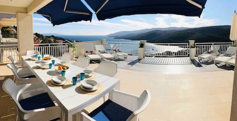 Spacious apartment for 8 with spectacular views
