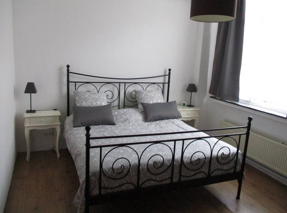 Light and spacious bedroom 16m2 /172 sq ft -incl own sink. Large bed 180x200