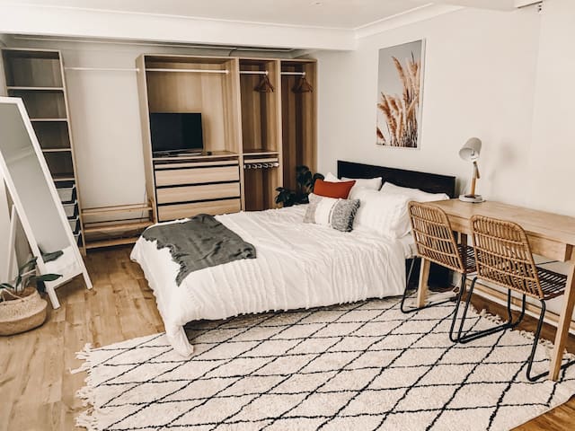 Between City and Sea - Entire ground level Studio