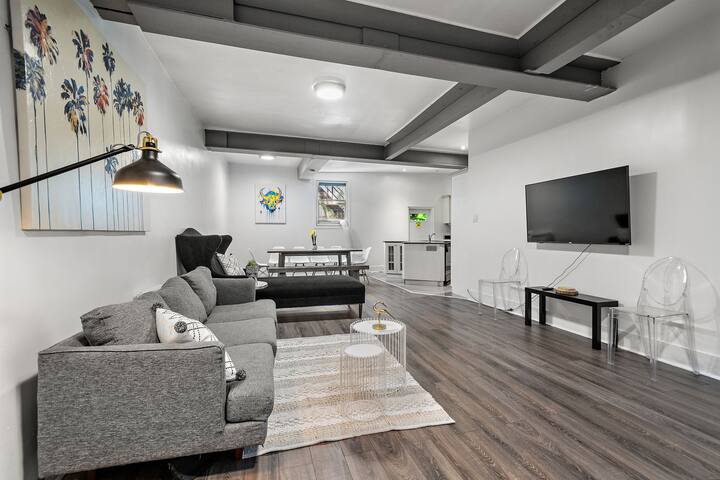 Huge & Stylish – 3BR – Sleeps 10 – Top Location gallery image 5