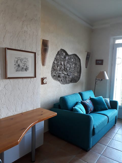 Successful Airbnb property: Charming apartment with view and balcony in Cannes