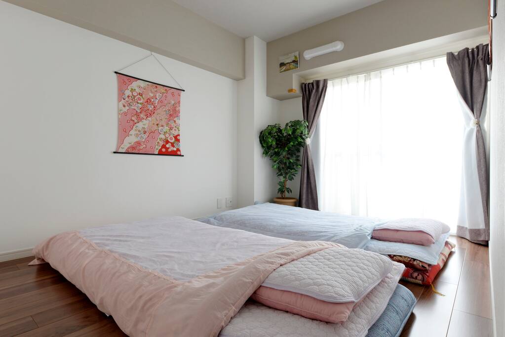 このように布団を敷いていただければ2人がちょうどよく寝れます(最大3人?)。Japanese Bedding:we have Futon for 3 people but 2 people are the best.