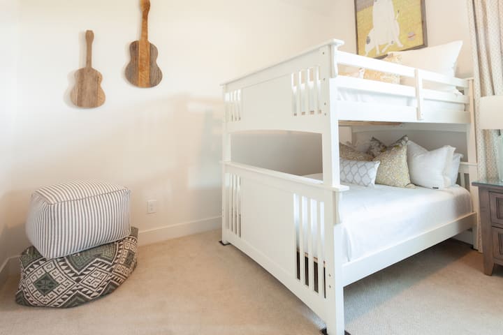 تم تأثيث غرفة النوم هذه بسريرين مزدوجين يتكونان من طابقين...مساحة كبيرة لـ 4 بالغين. كما يحتوي على تلفزيون ذكي كبير. تشترك غرفتا النوم 3 و 4 في حمام جاك وجيل مع دش كبير.