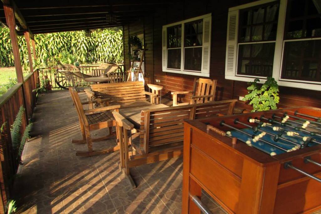 Galería cubierta con espacio de relax, mete-gol y parrilla electrica