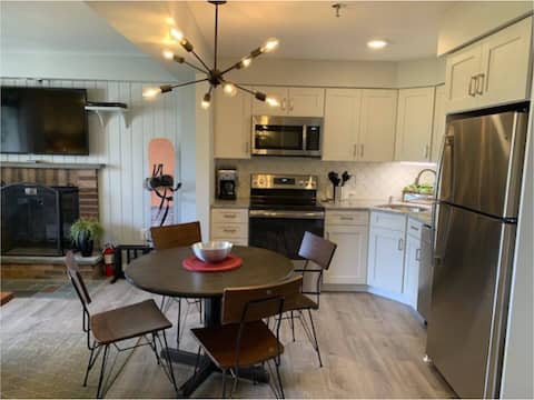 Renovated 1BR, Walking distance to Lifts