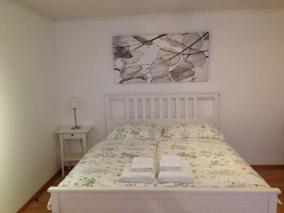Das Bett ist 160 x 200 cm groß, sauber und gepflegt und super-bequem.