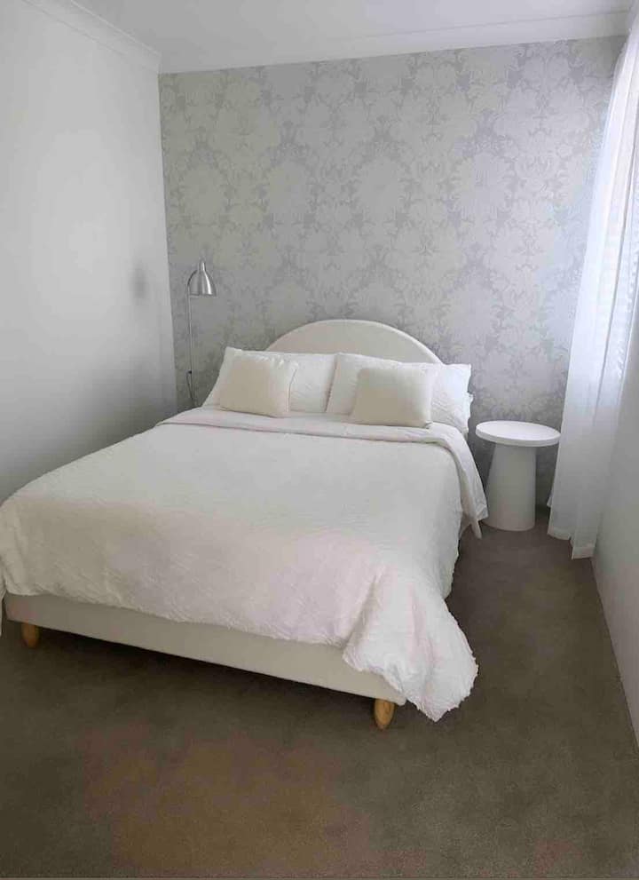 Camera da letto #2 con letto matrimoniale bouclè lussuoso