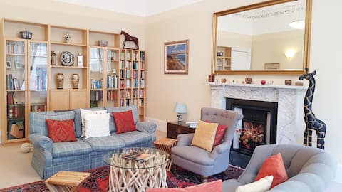 Top Airbnb: Large & Stylish Entire 2BR City Centre Apartment in Tollcross