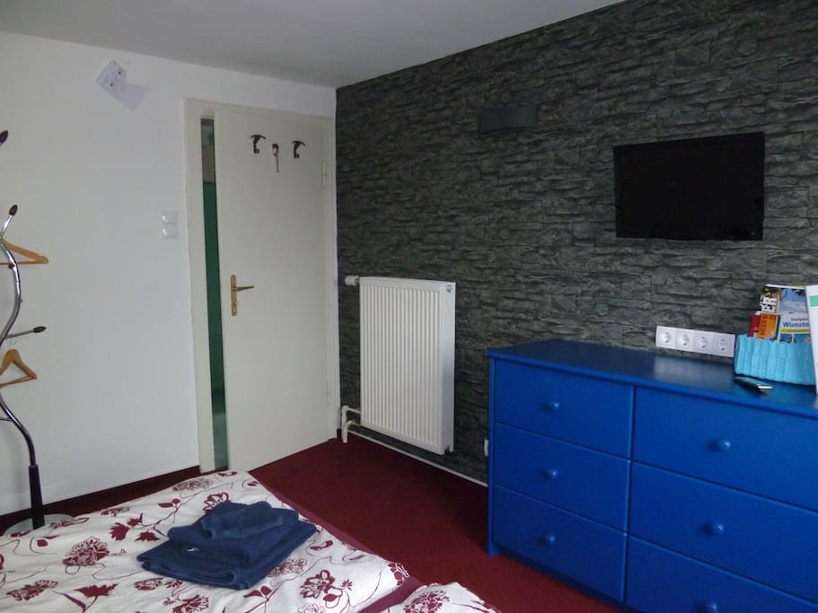 Mit TV und vielen Infos aus der Umgebung.
TV and lots of information